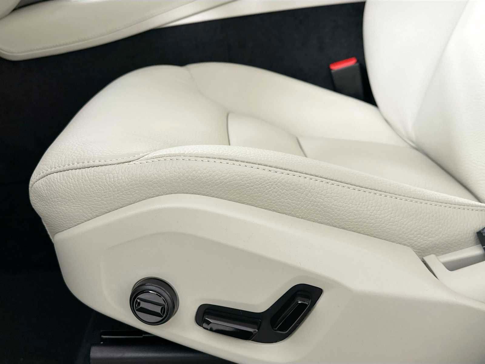 Used 2025 Volvo XC90 T8 Plus w/ Protection Package Premier image 15