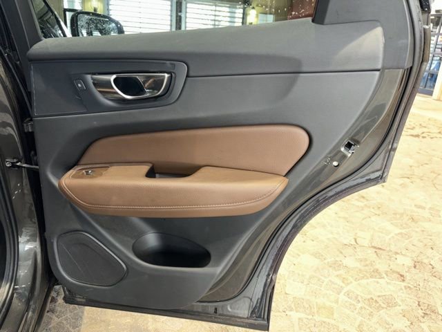 Used 2018 Volvo XC60 T5 Momentum w/ Vision Package image 18