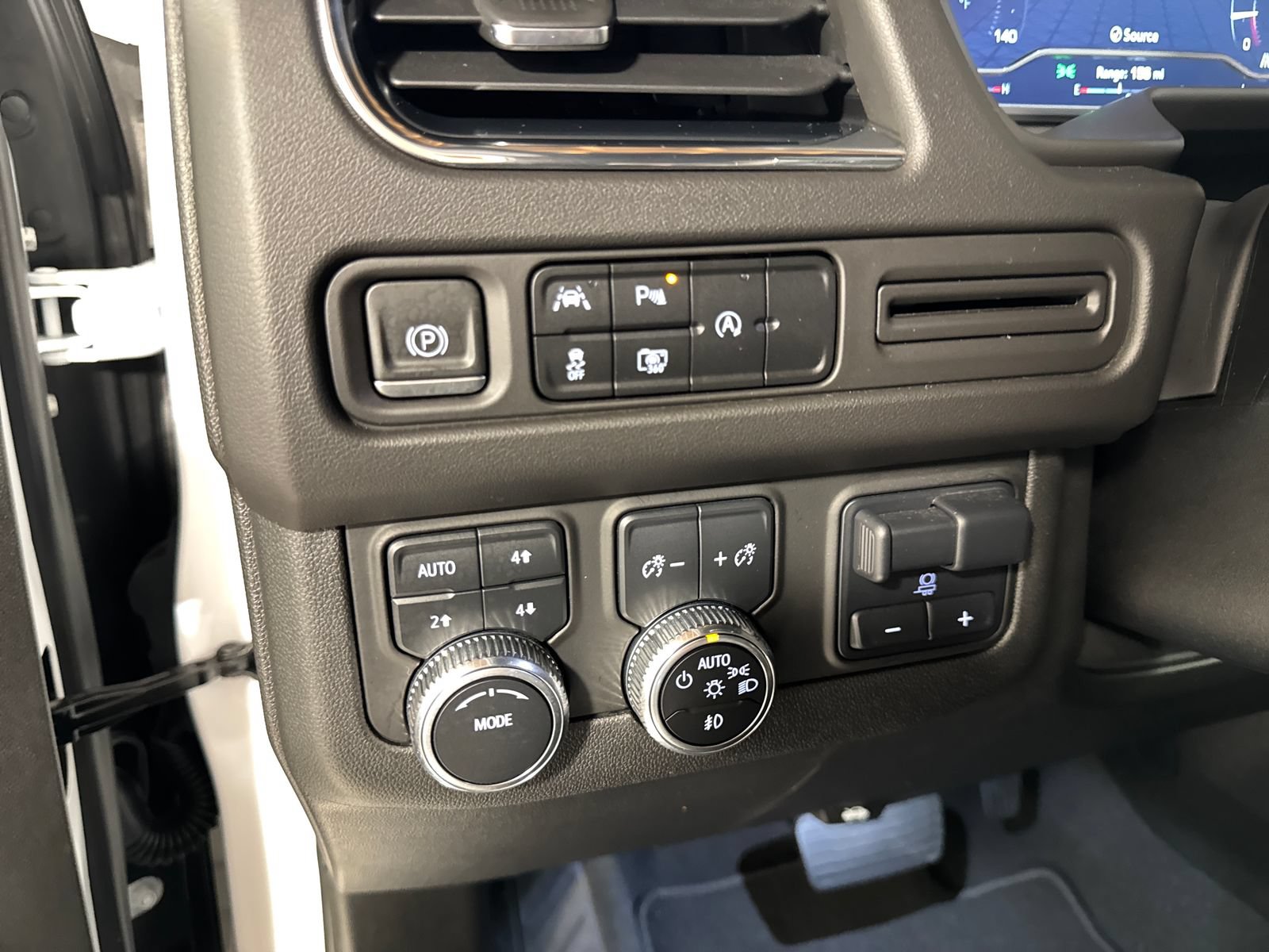 Used 2023 GMC Yukon SLT w/ SLT Premium Package AWD/4WD image 18