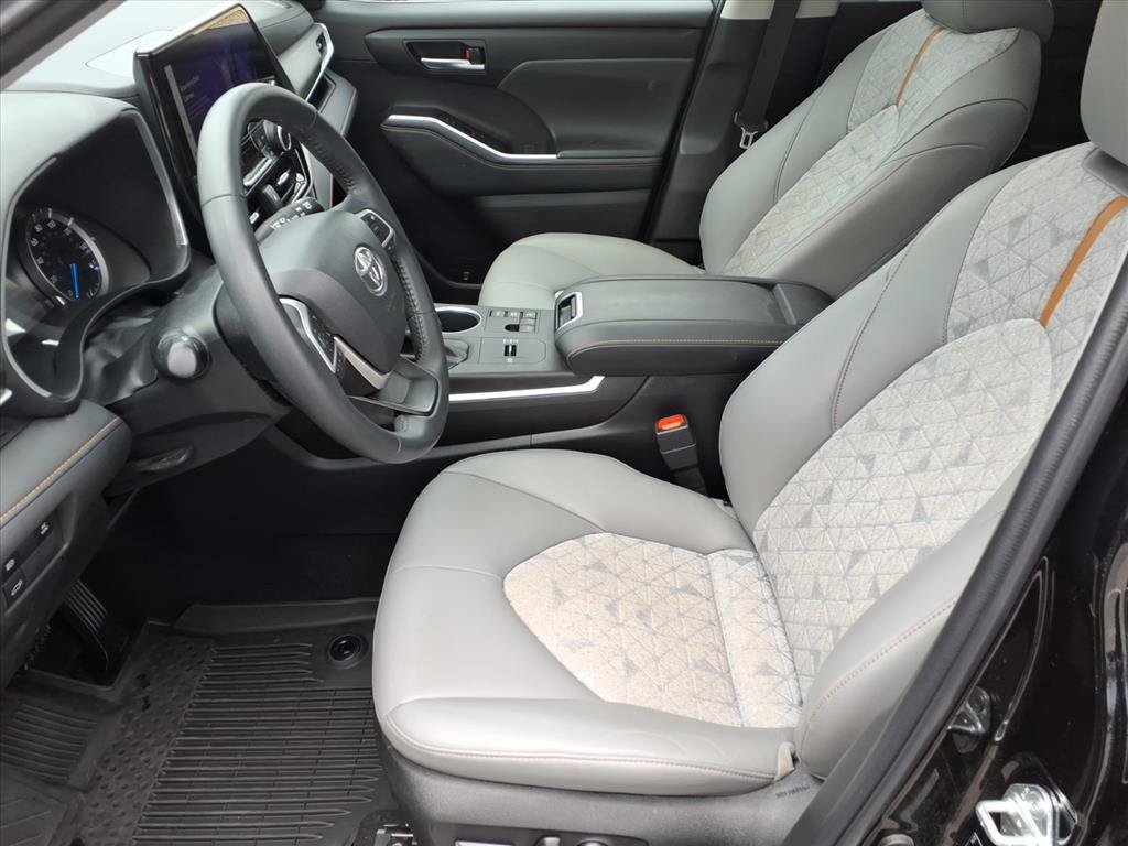 Used 2023 Toyota Highlander Bronze Edition AWD/4WD image 12