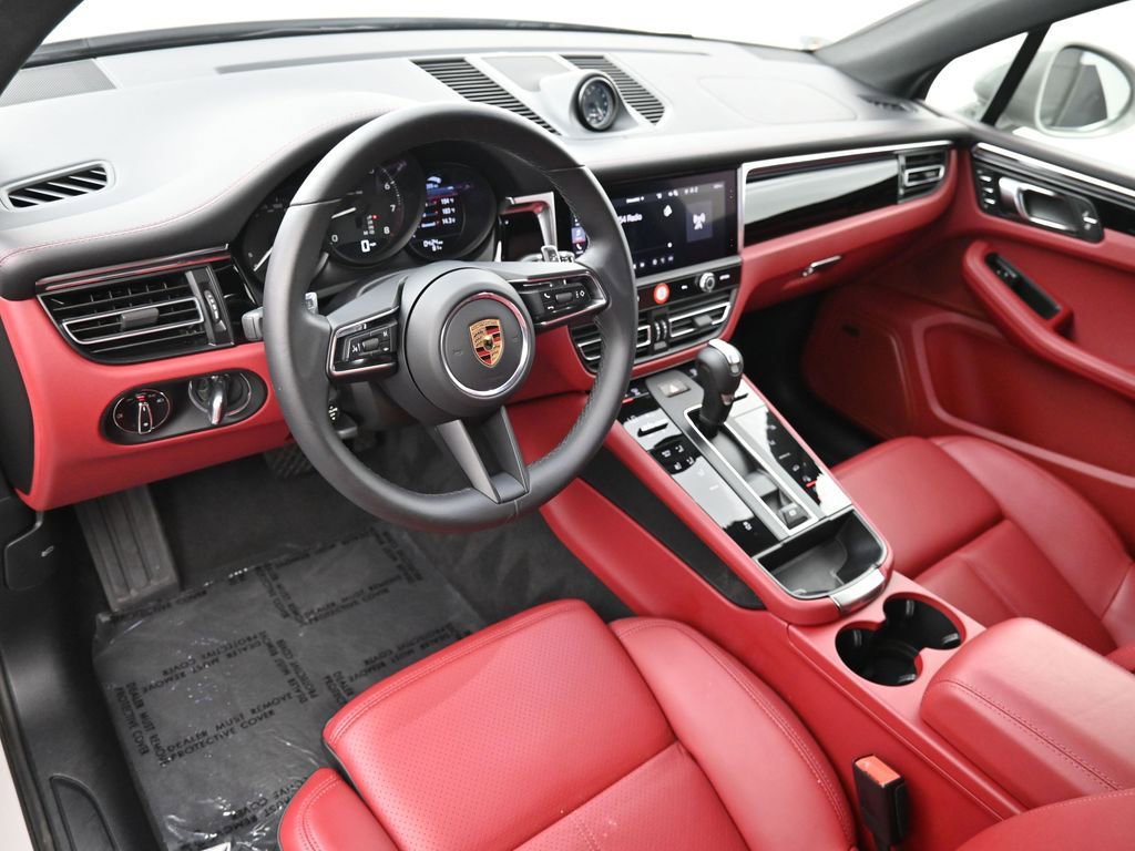 Certified 2025 Porsche Macan AWD/4WD image 4