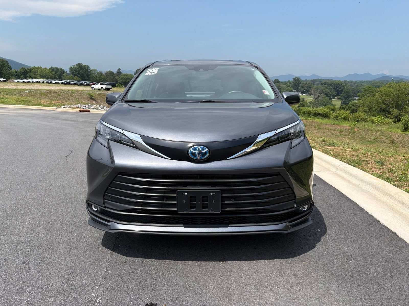Used 2025 Toyota Sienna XLE FWD image 2