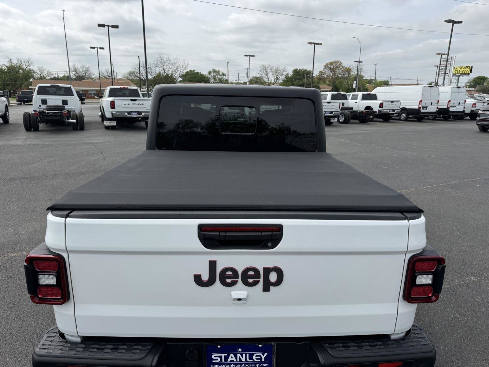Used 2024 Jeep Gladiator Rubicon w/ Technology Group AWD/4WD image 33