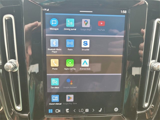 Used 2023 Volvo XC40 B5 Plus image 24