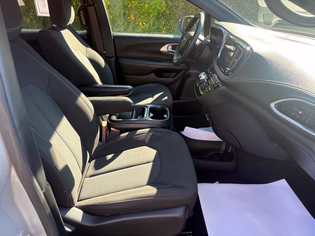 Used 2023 Chrysler Pacifica Touring FWD image 27