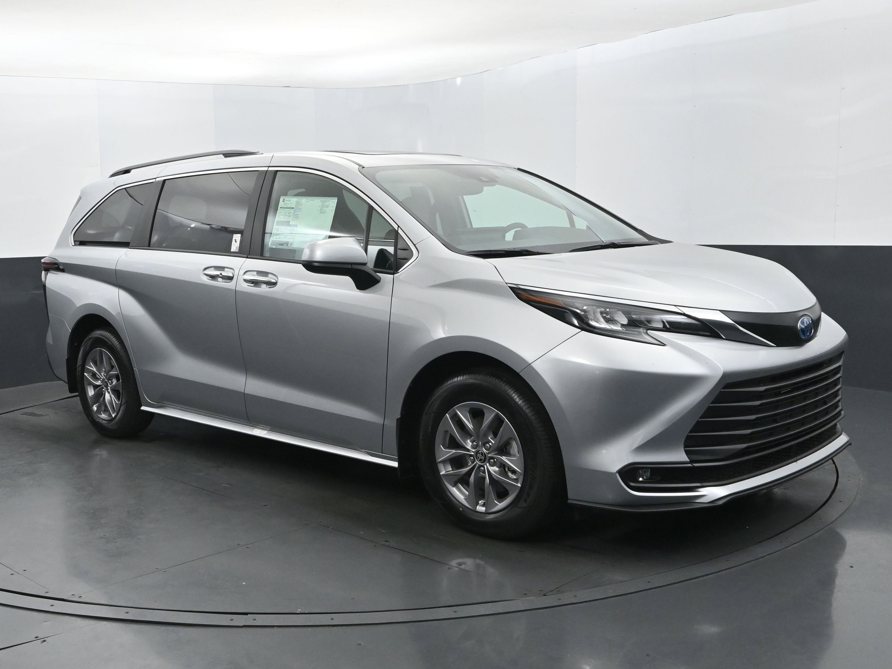 Used 2025 Toyota Sienna XLE FWD image 7