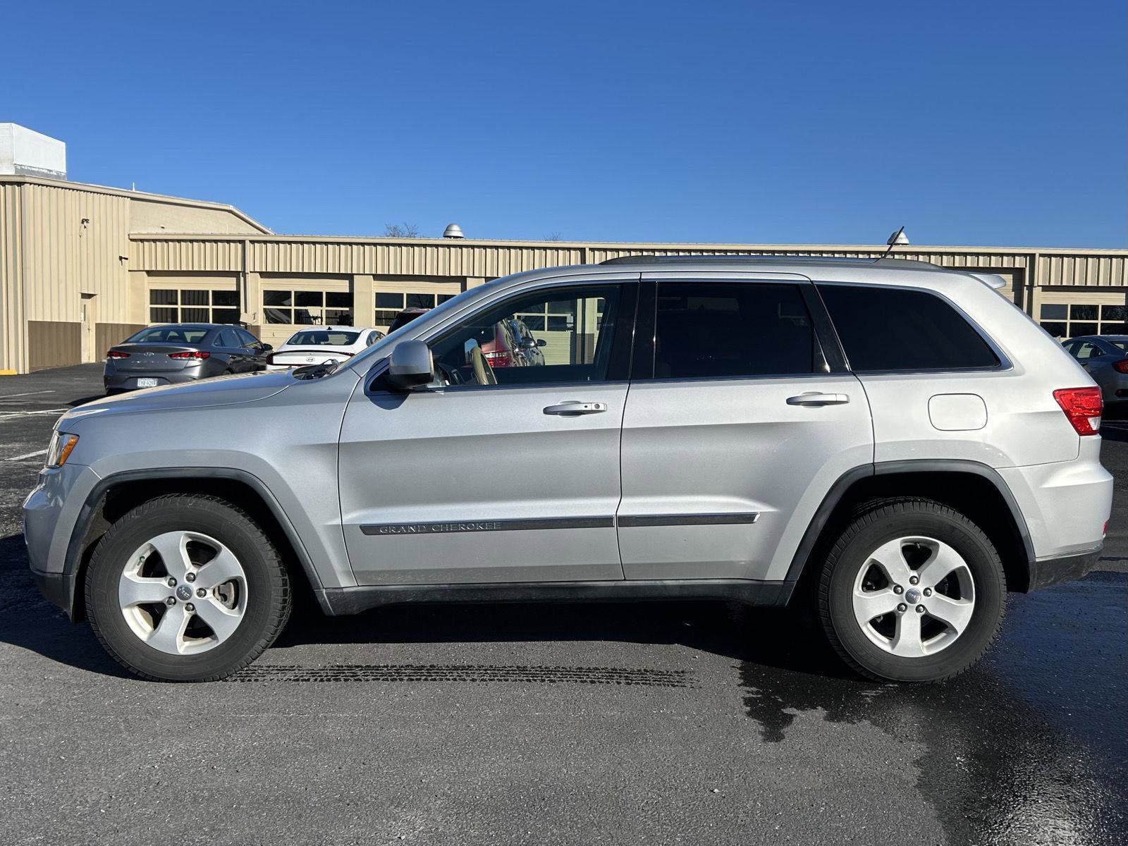Used 2011 Jeep Grand Cherokee Laredo image 2