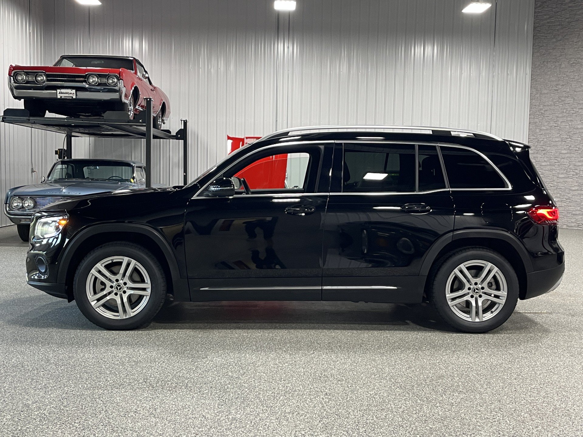 Used 2023 Mercedes-Benz GLB 250 image 2