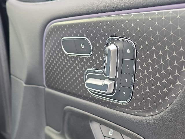Used 2025 Mercedes-Benz GLB 250 image 20
