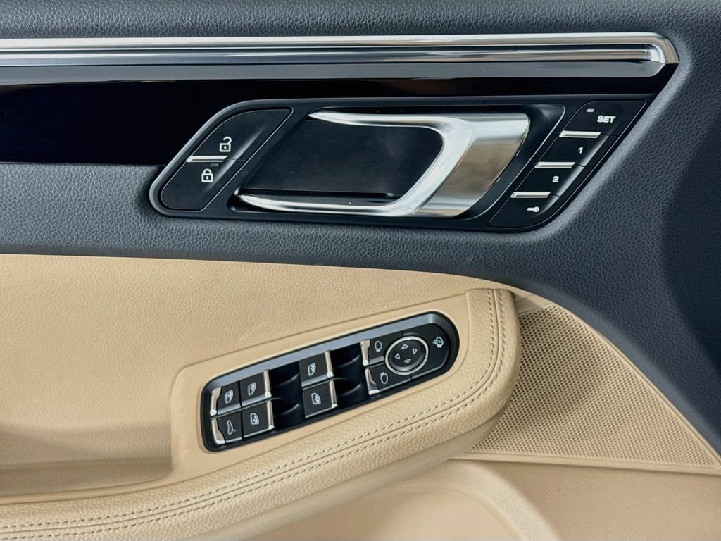 Certified 2025 Porsche Macan AWD/4WD image 11