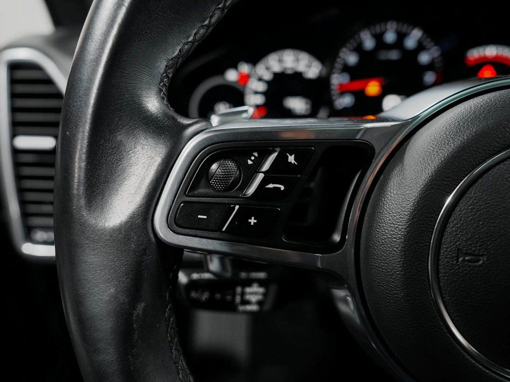 Used 2023 Porsche Cayenne w/ Premium Package image 23