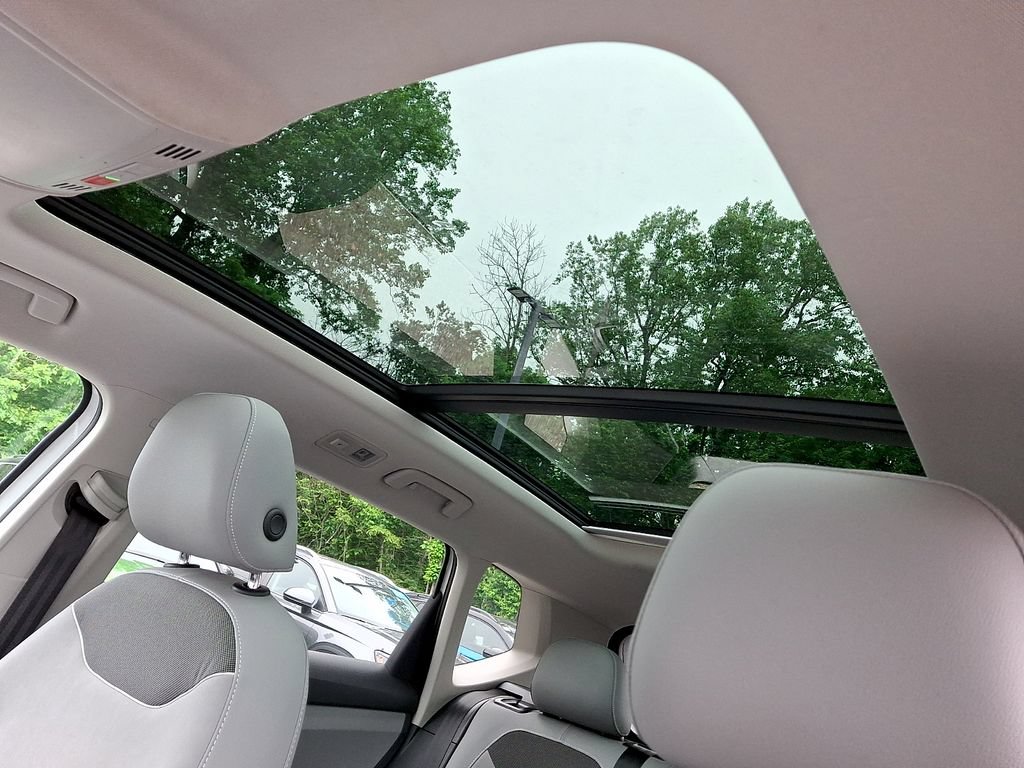 Certified 2023 Volkswagen Taos SE w/ Panoramic Sunroof Package AWD/4WD image 14