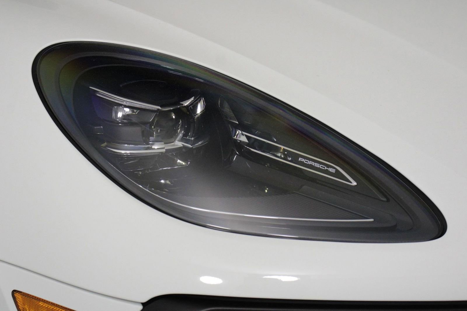Certified 2022 Porsche Macan AWD/4WD image 28
