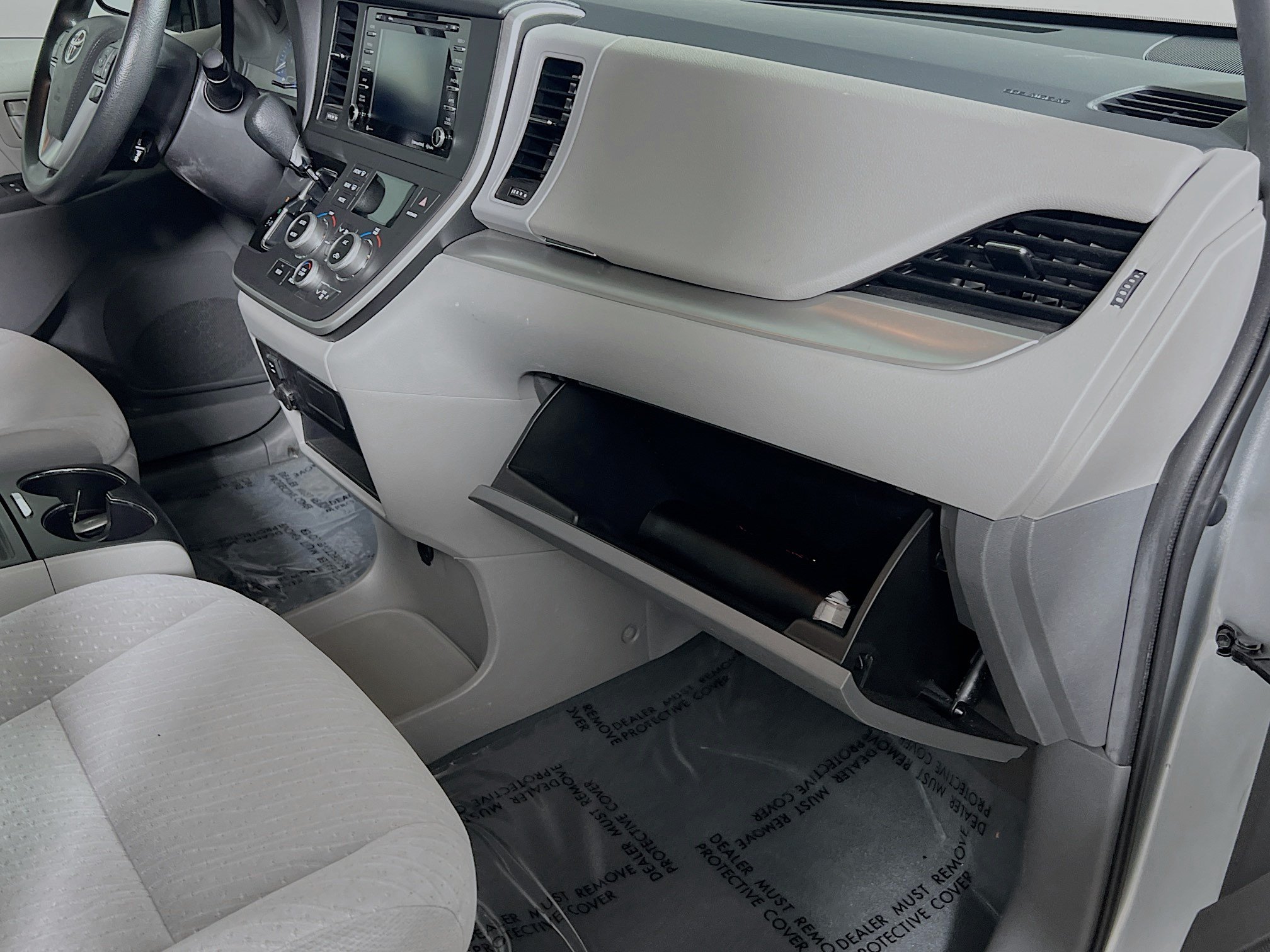 Used 2020 Toyota Sienna LE w/ LE Preferred Package FWD image 35