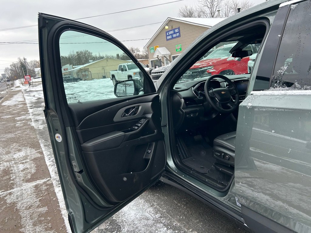 Used 2023 Chevrolet Traverse LT image 16