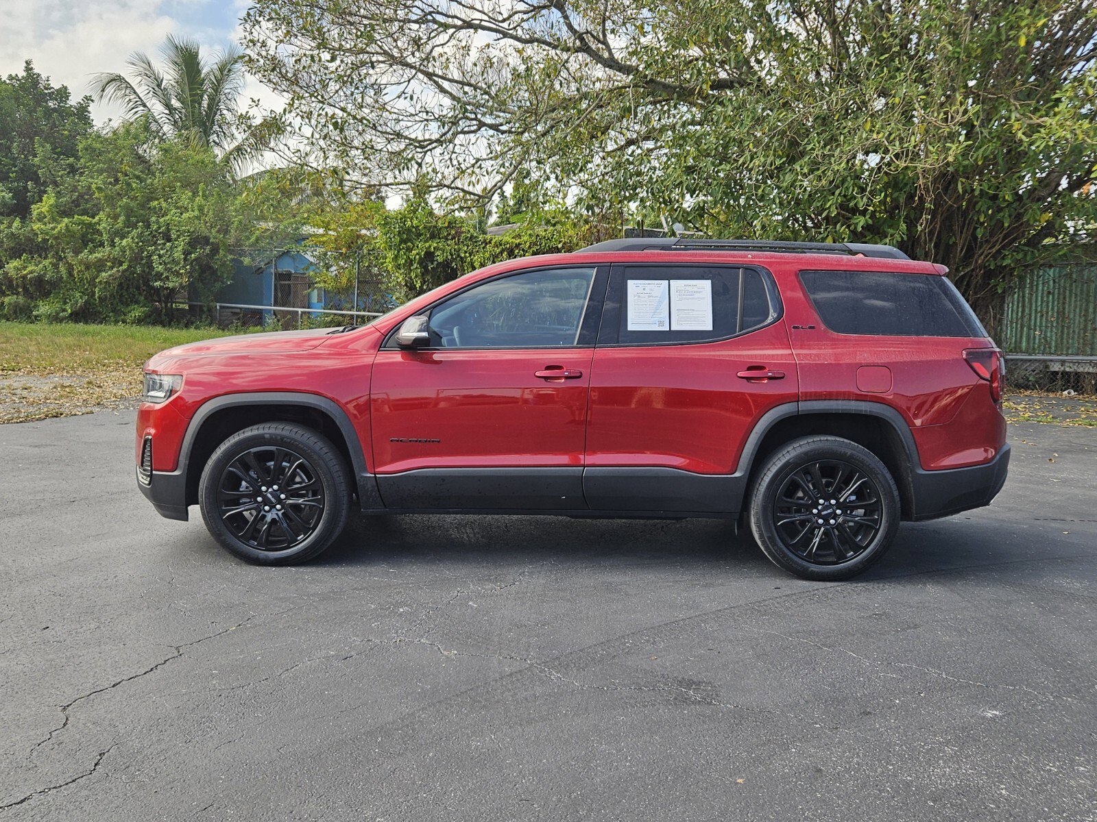 Used 2022 GMC Acadia SLE w/ Driver Convenience Package image 2