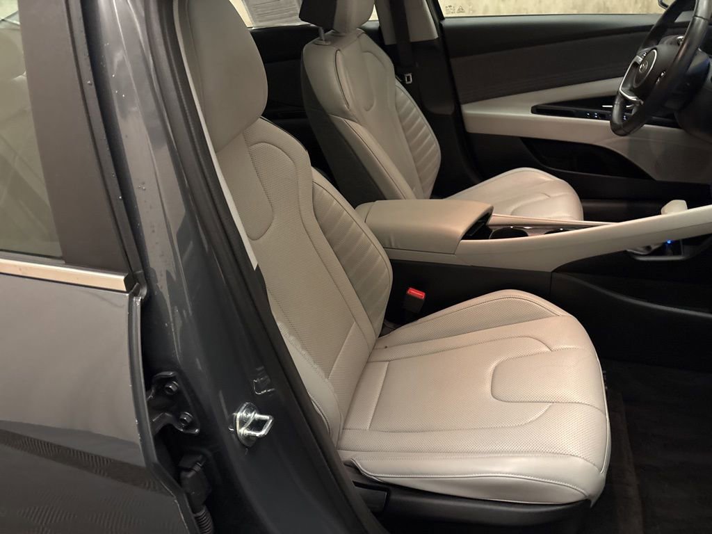 Used 2025 Hyundai Elantra Limited image 24