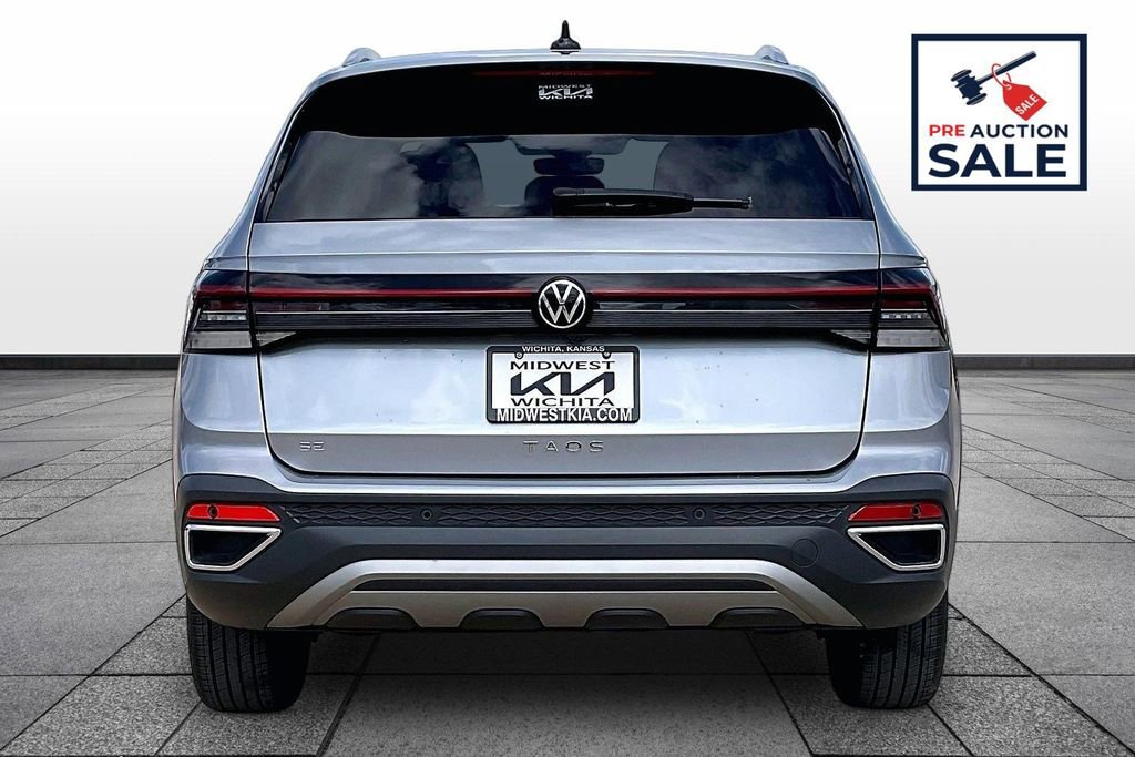 Used 2025 Volkswagen Taos SE FWD image 4