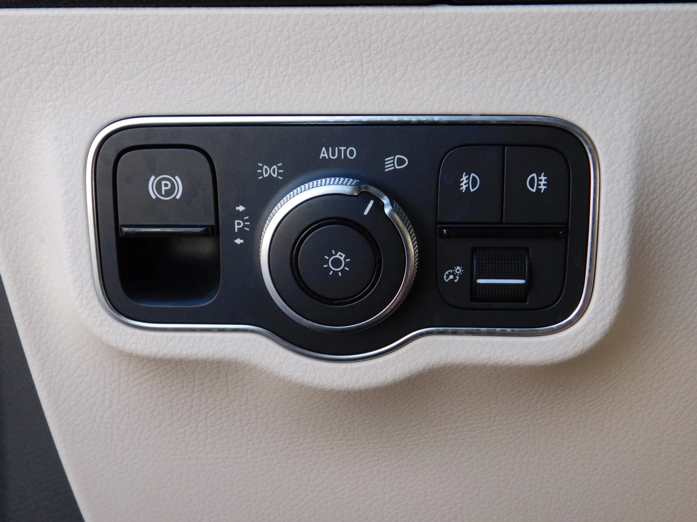 Used 2023 Mercedes-Benz GLA 250 4MATIC w/ Premium Package image 25
