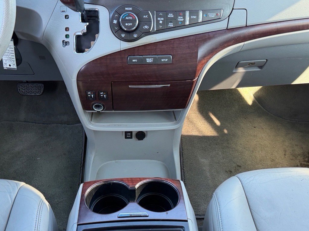 Used 2013 Toyota Sienna XLE image 18