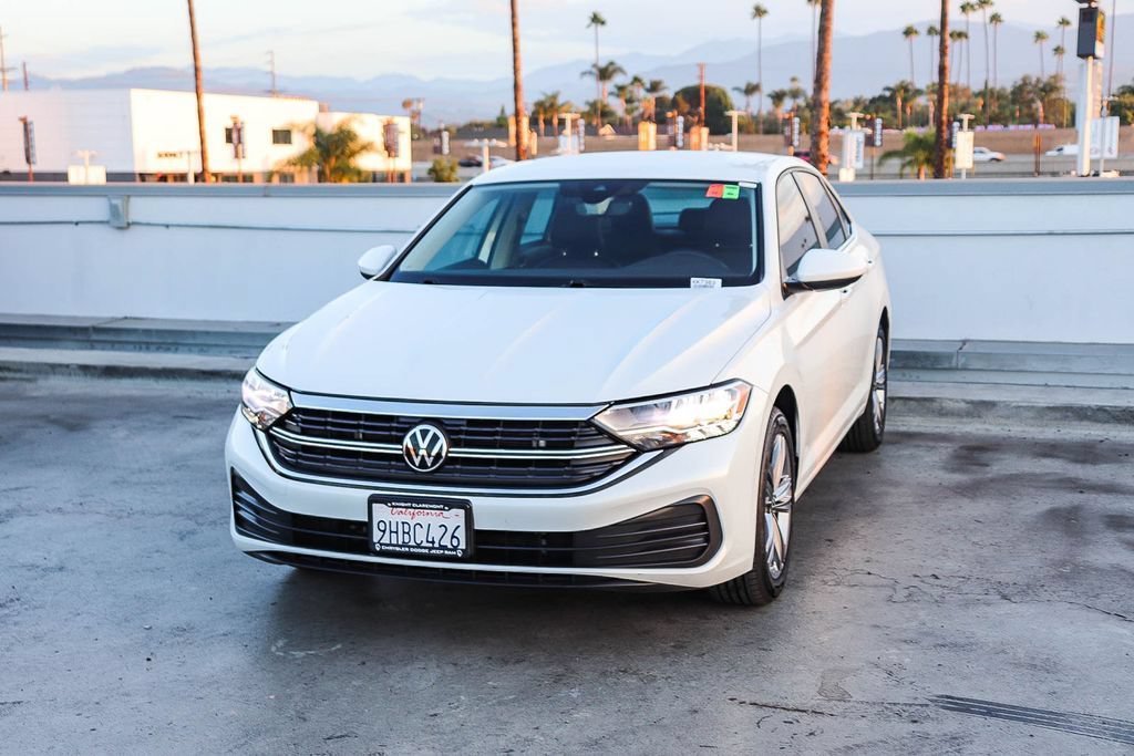 Used 2023 Volkswagen Jetta SE FWD image 4