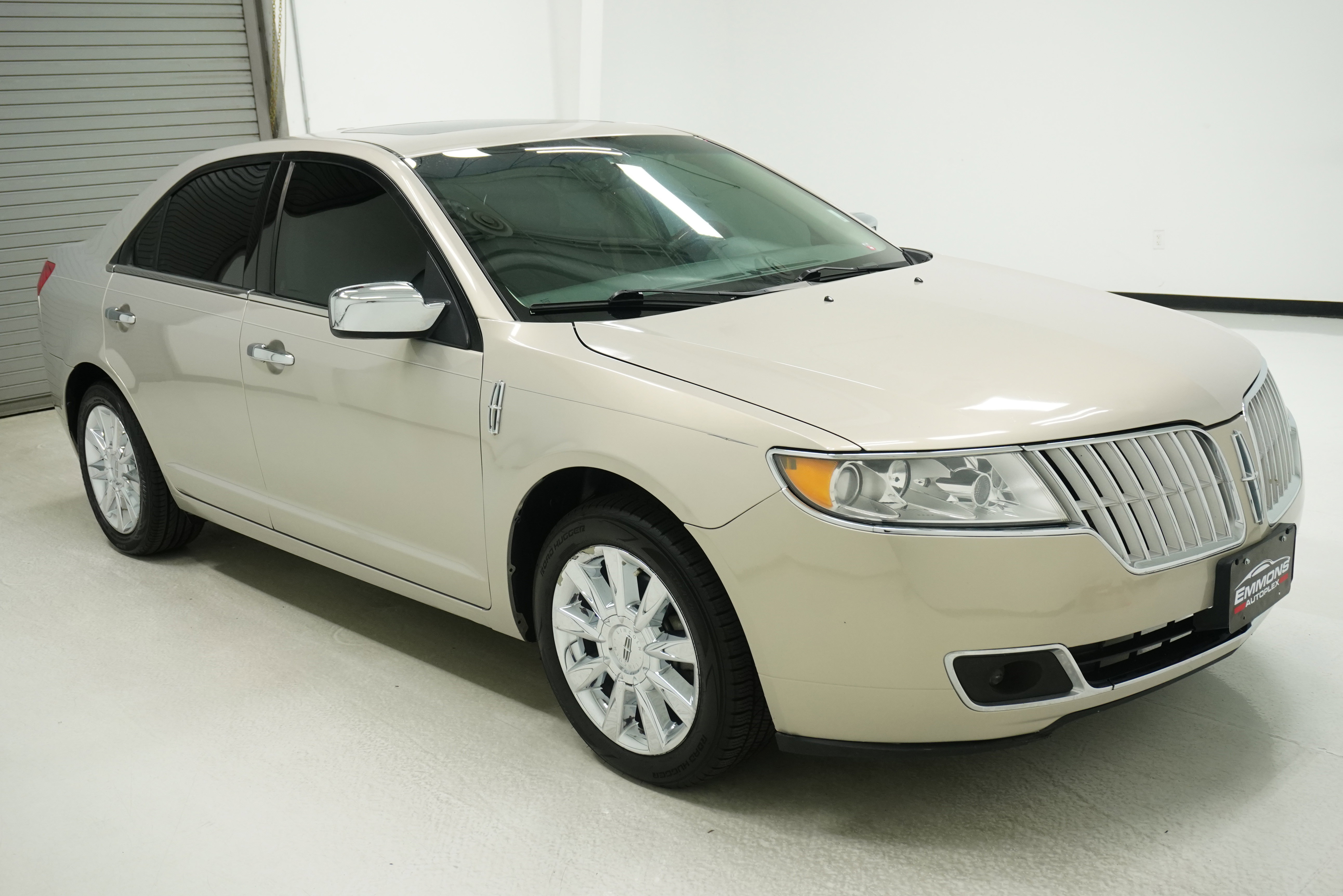 Used 2010 Lincoln MKZ image 3