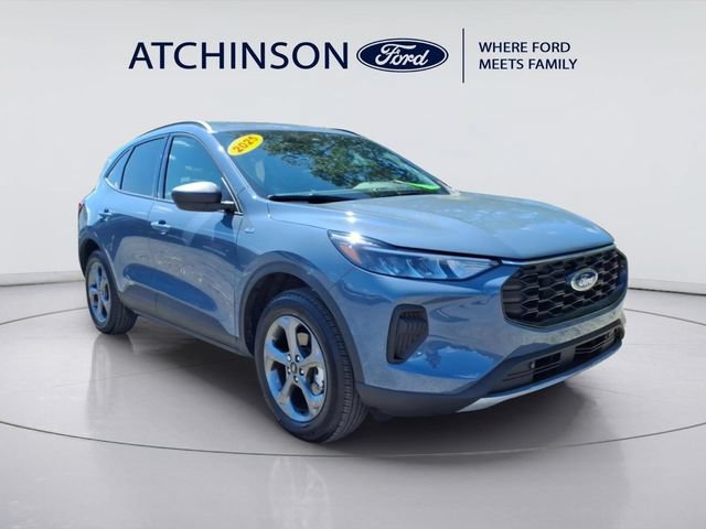 Used 2025 Ford Escape ST-Line w/ Cold Weather Package AWD/4WD image 3