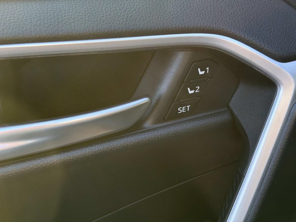 Used 2023 Toyota RAV4 XSE AWD/4WD image 18