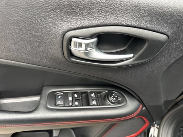 Used 2018 Jeep Compass Trailhawk w/ Leather Interior Group AWD/4WD image 16