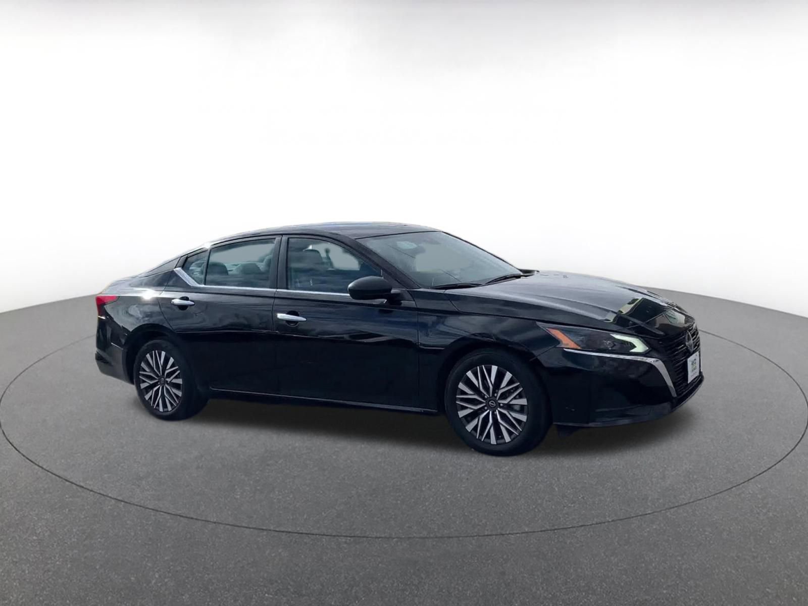 Used 2025 Nissan Altima 2.5 SV image 2