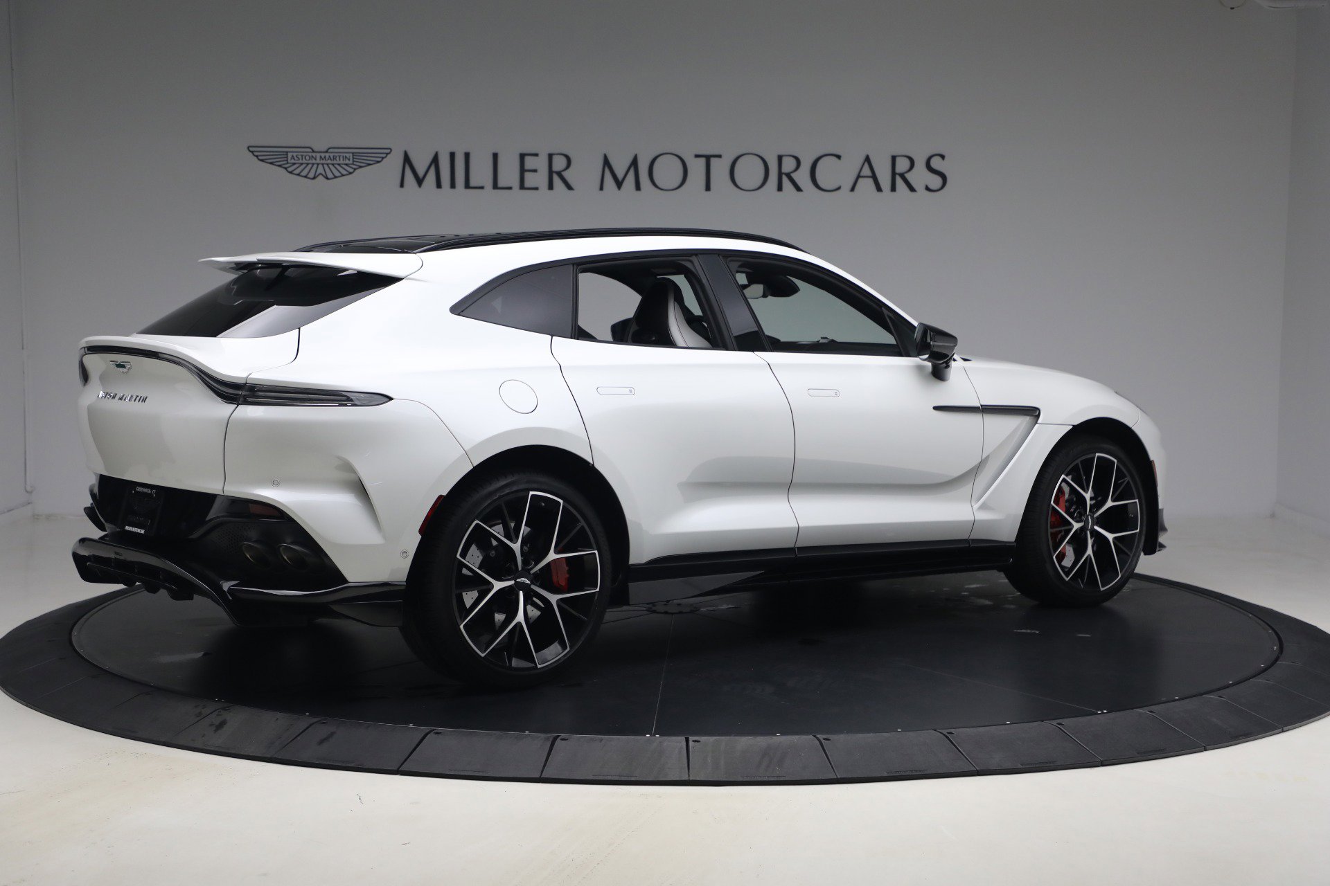 Used 2025 Aston Martin DBX 707 image 8