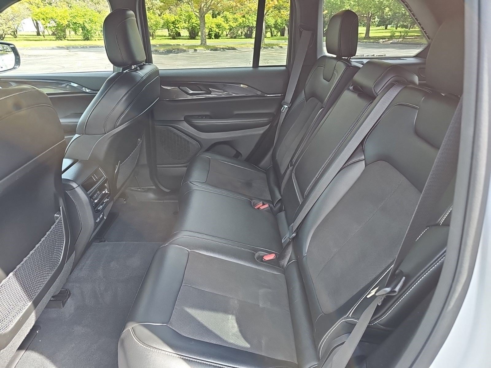 Used 2023 Jeep Grand Cherokee Altitude AWD/4WD image 17