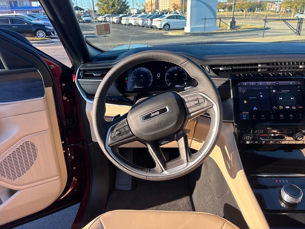 Used 2025 Jeep Grand Cherokee Limited w/ Black Appearance Package image 14