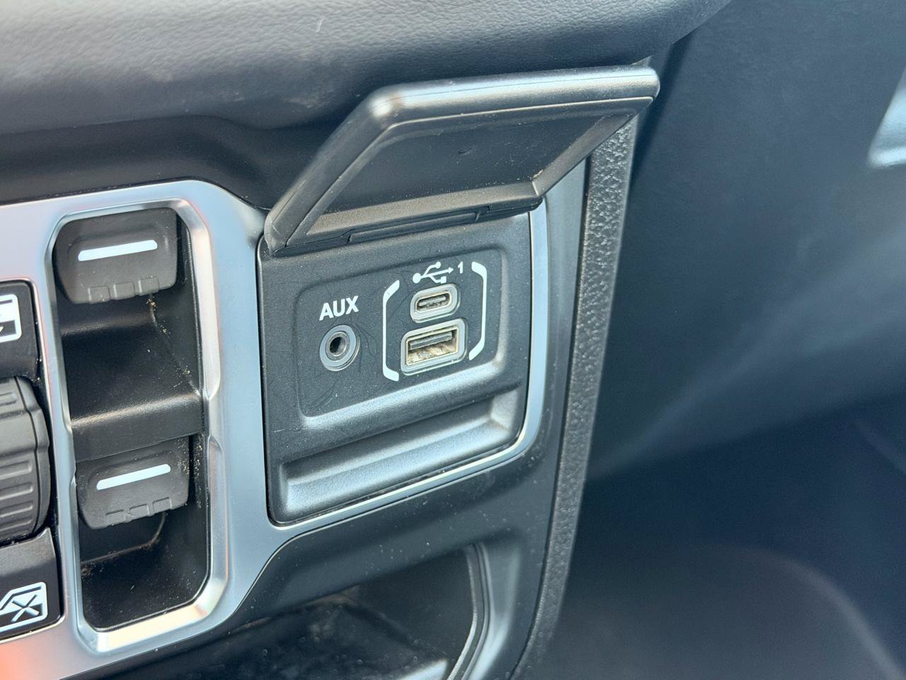 Used 2025 Jeep Wrangler Unlimited Sahara AWD/4WD image 27