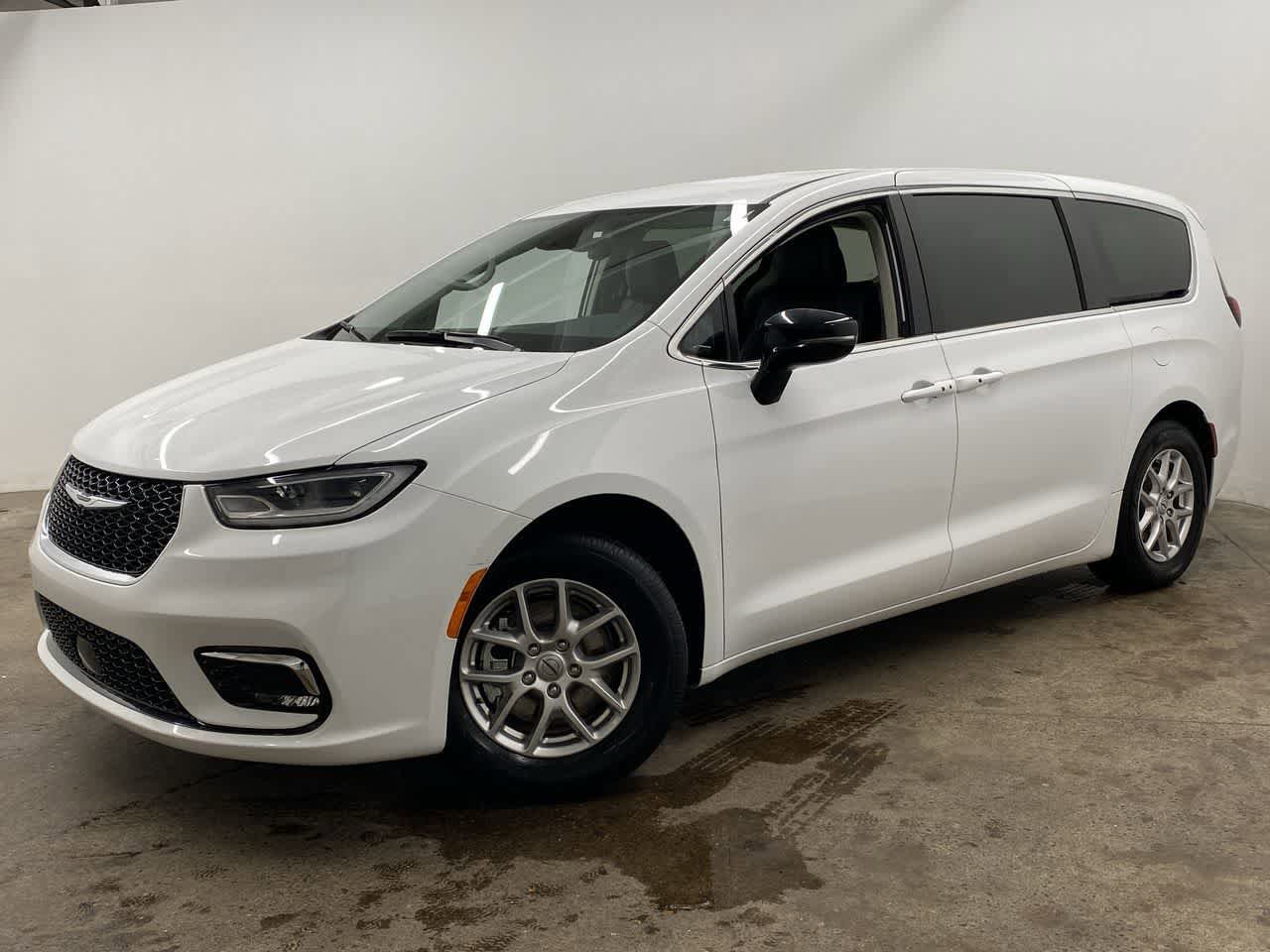 Used 2024 Chrysler Pacifica Touring-L FWD image 1