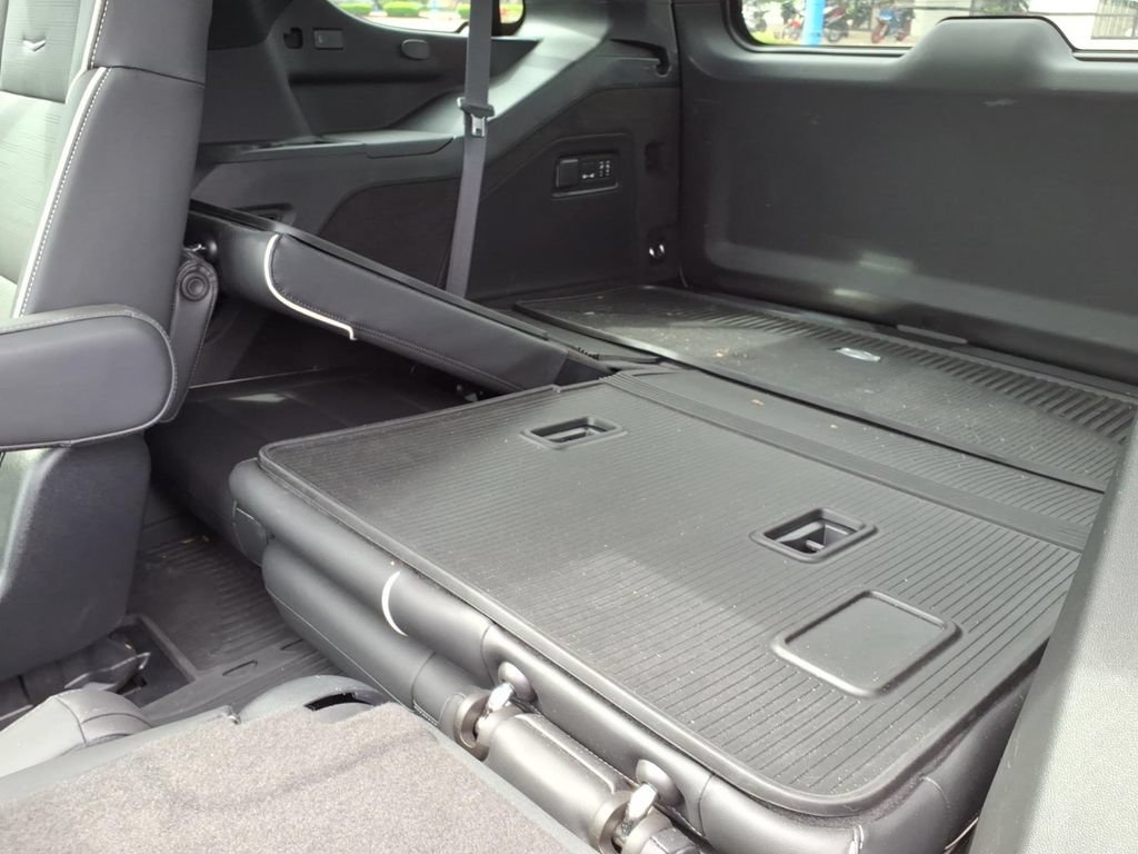 Used 2023 Cadillac Escalade Premium Luxury w/ LPO, Floor Liner Package AWD/4WD image 10
