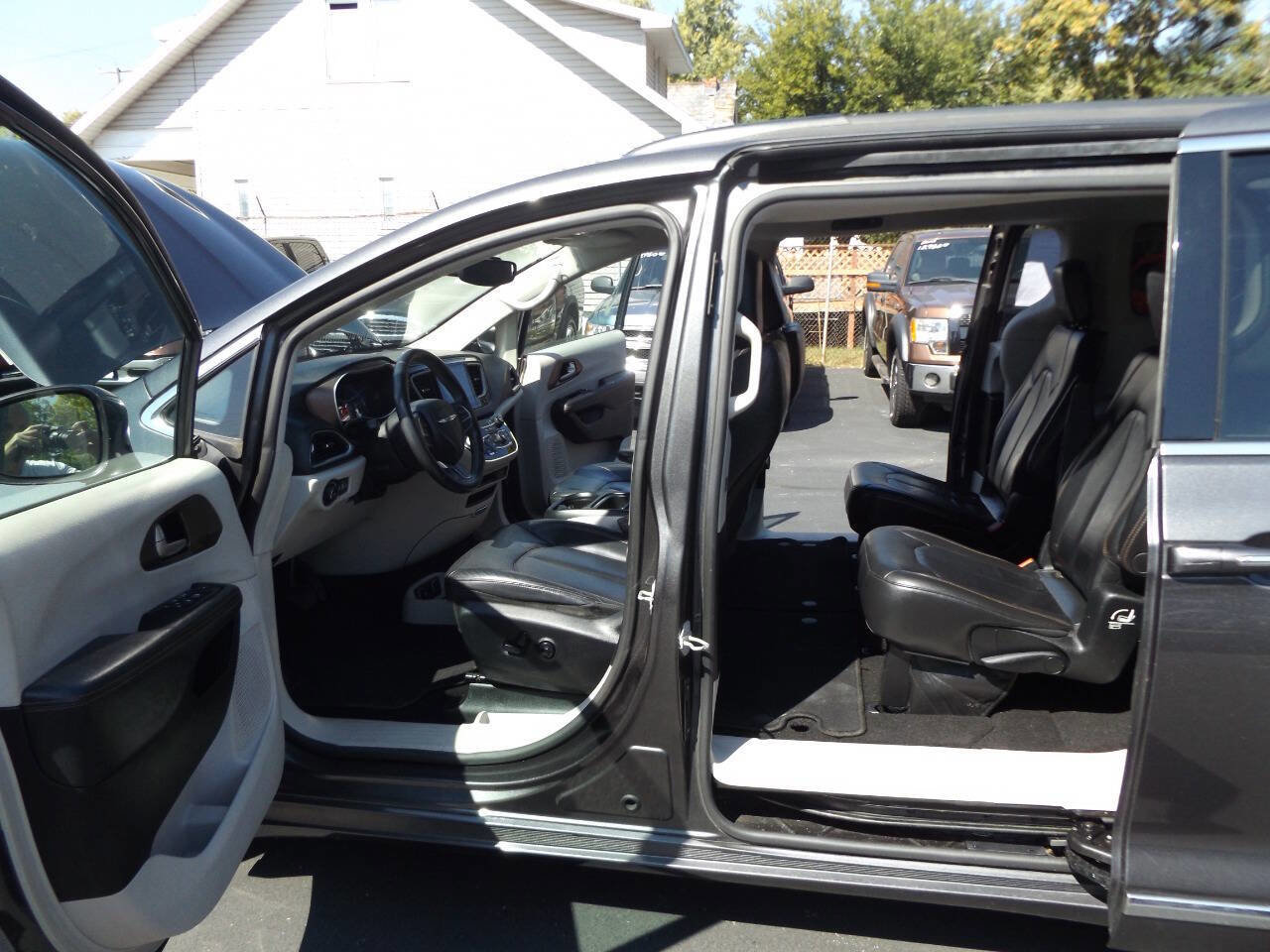 Used 2017 Chrysler Pacifica Touring-L image 11