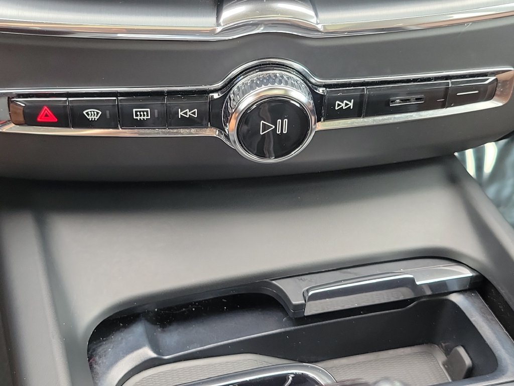 Used 2019 Volvo XC60 T6 Momentum w/ Multimedia Package AWD/4WD image 29