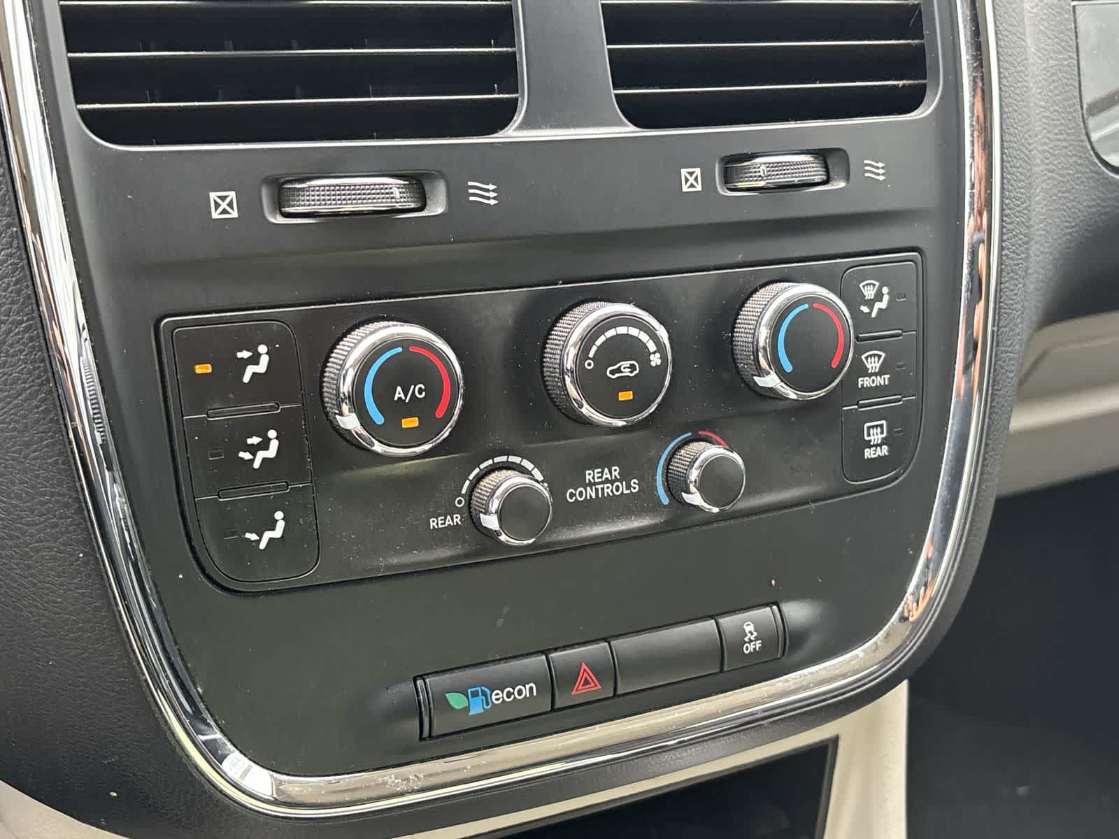 Used 2014 Dodge Grand Caravan SXT FWD image 14