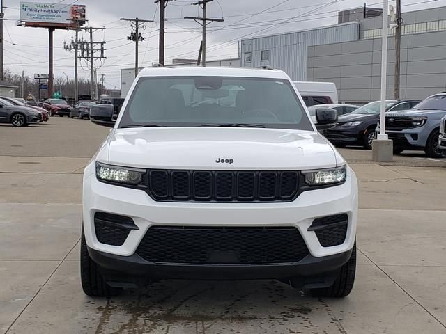 Used 2024 Jeep Grand Cherokee Altitude image 3