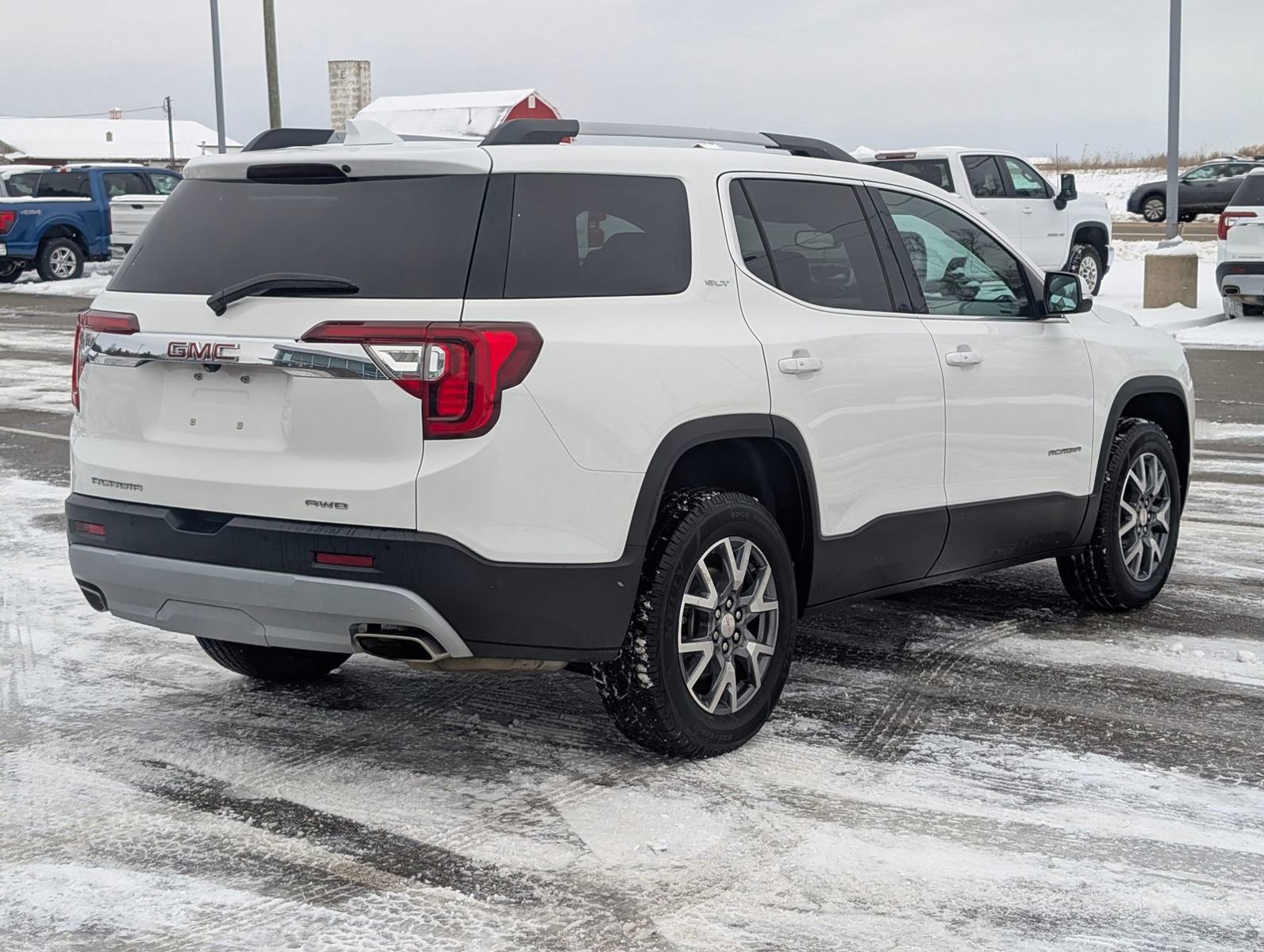 Used 2023 GMC Acadia SLT image 4