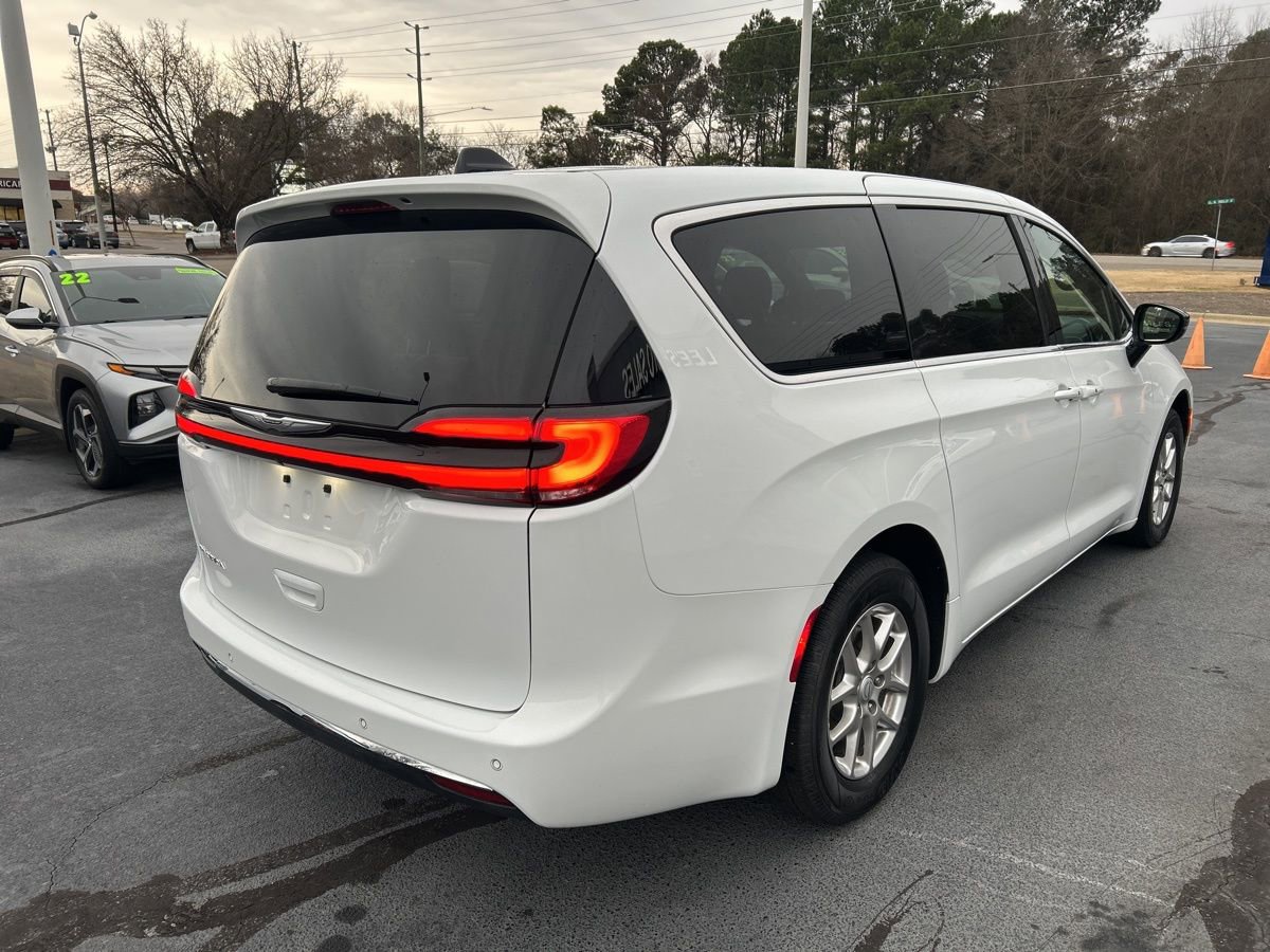Used 2025 Chrysler Pacifica Select FWD image 7