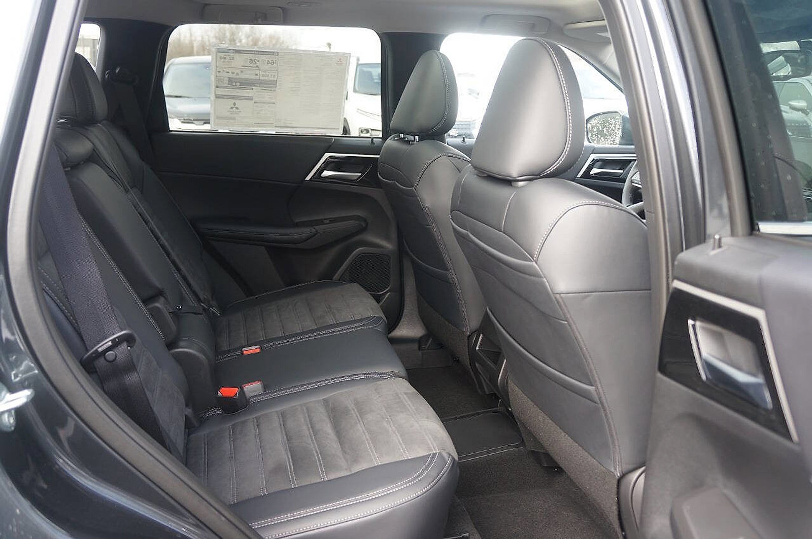 New 2025 Mitsubishi Outlander SE image 18