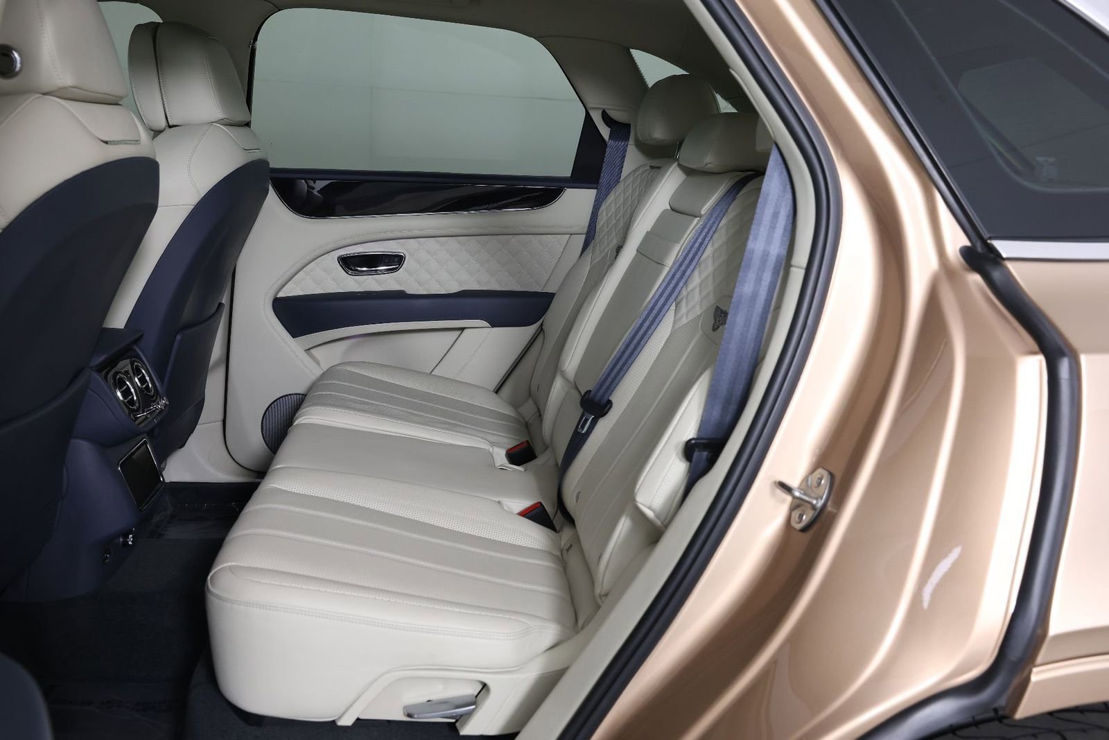 Used 2021 Bentley Bentayga image 26