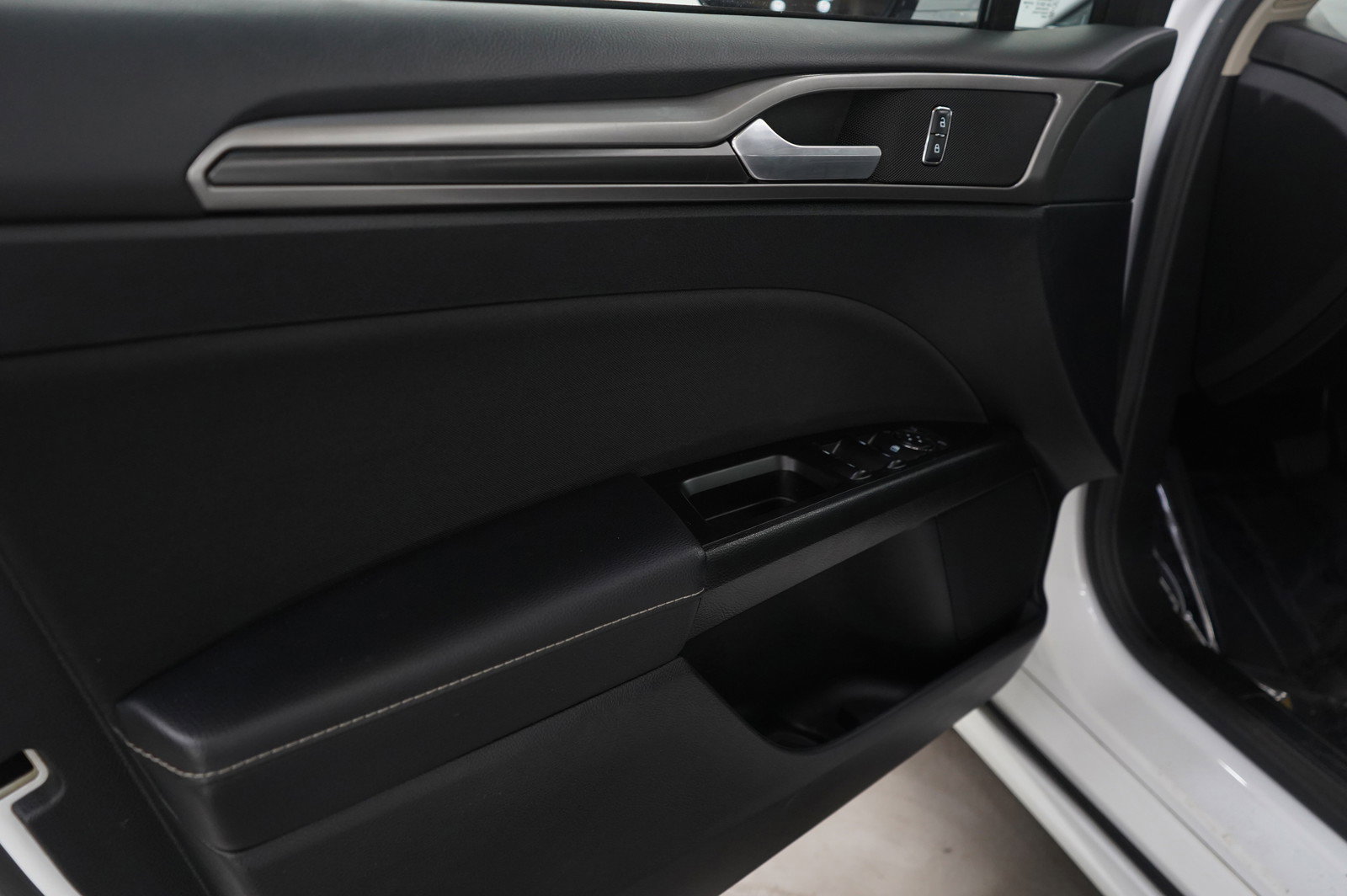 Used 2017 Ford Fusion SE w/ Equipment Group 201A image 21