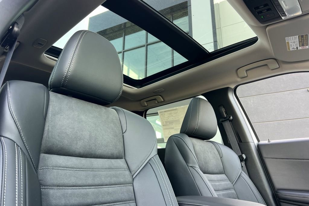 New 2025 Mitsubishi Outlander SE image 18