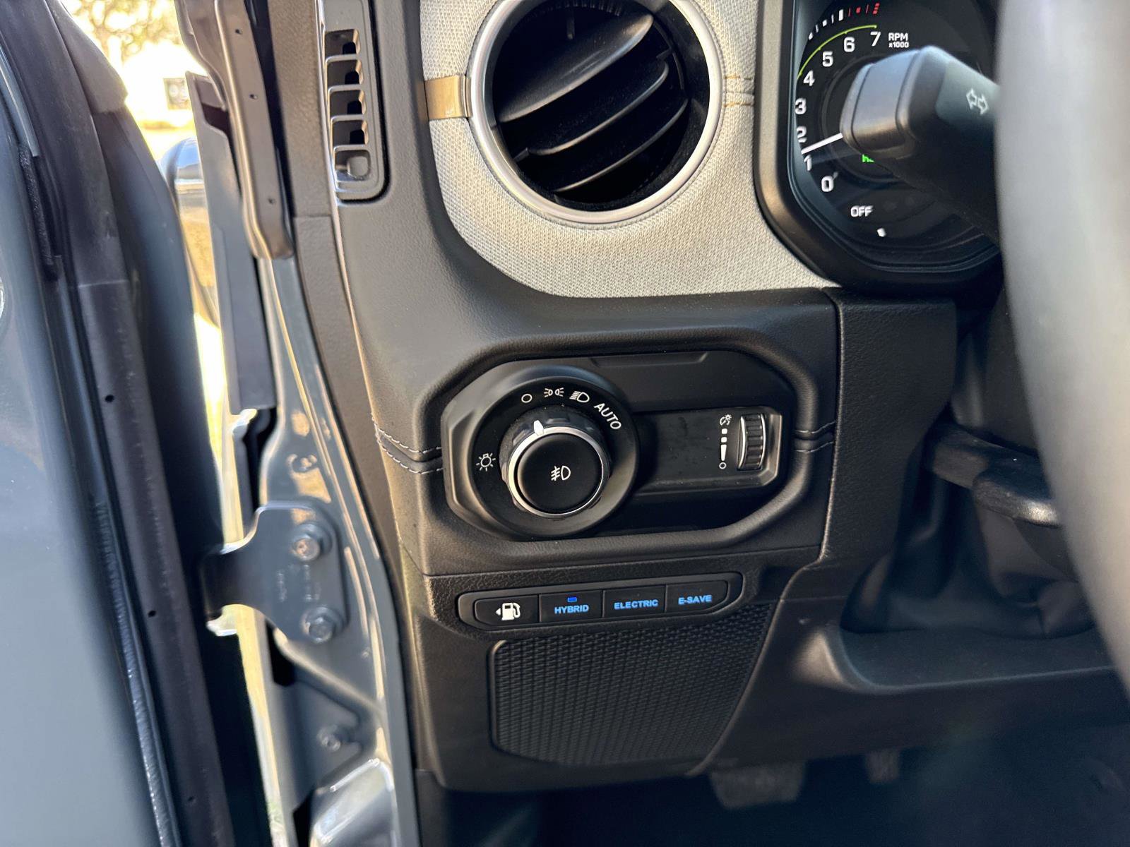 Used 2025 Jeep Wrangler Sahara w/ Safety Group image 30