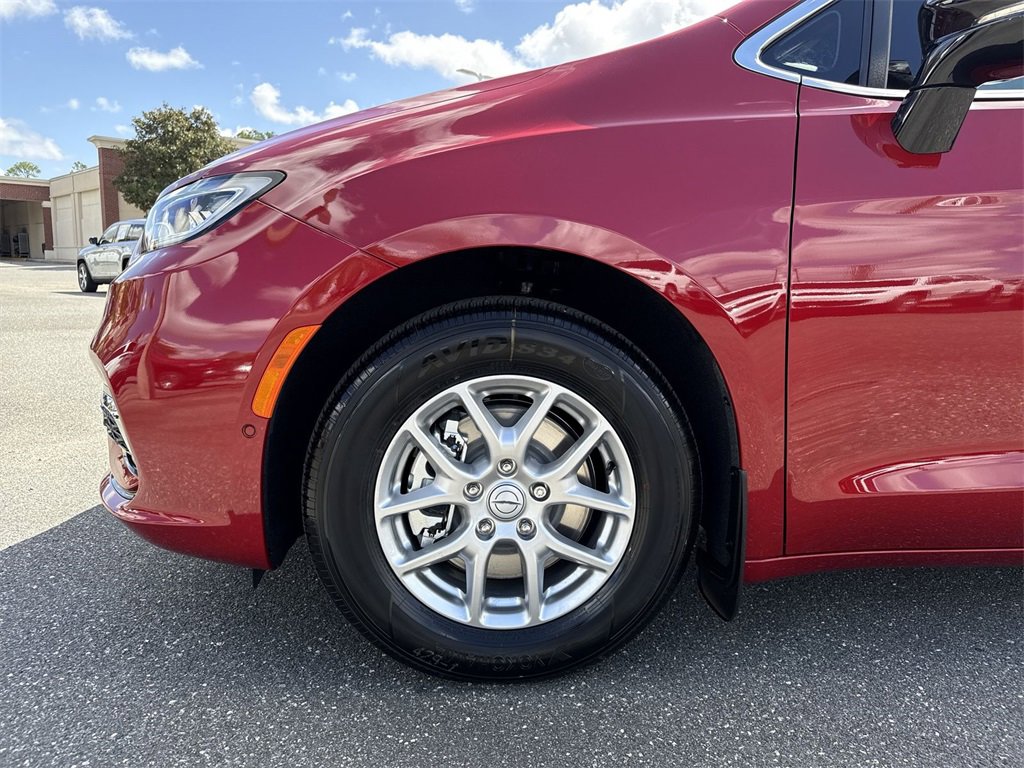 New 2026 Chrysler Pacifica Select image 9