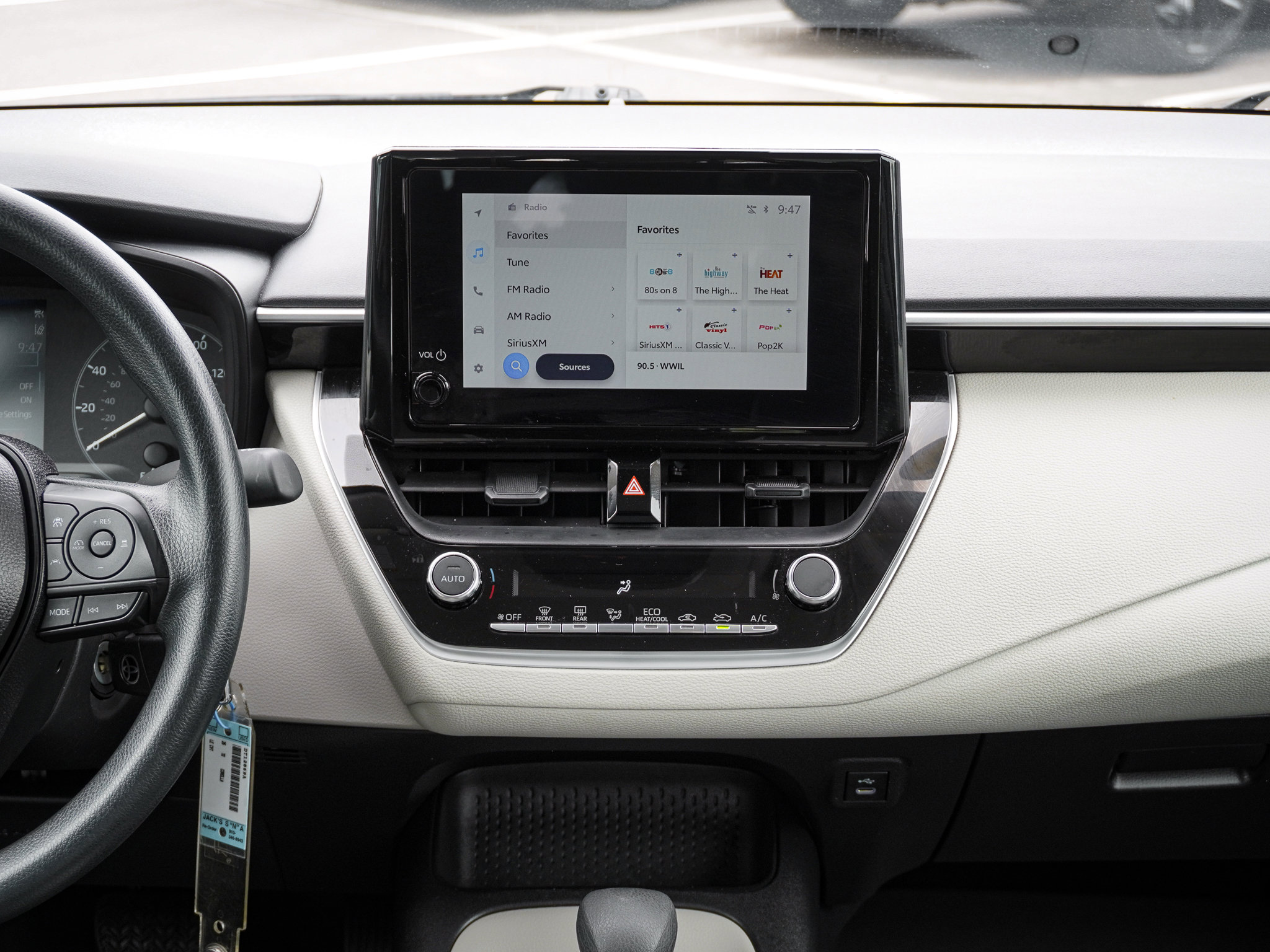Used 2025 Toyota Corolla LE FWD image 30