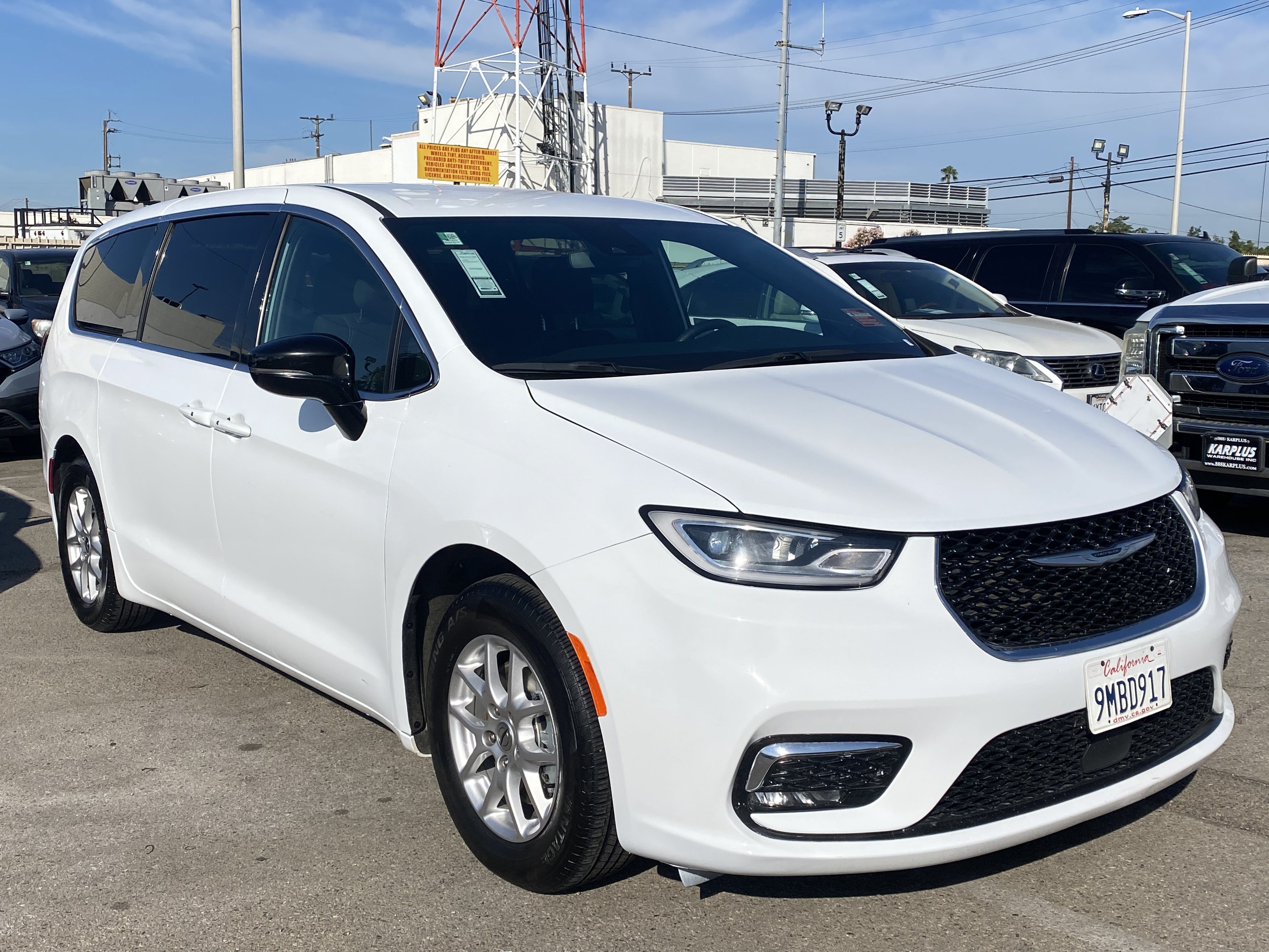 Used 2024 Chrysler Pacifica Touring FWD image 7